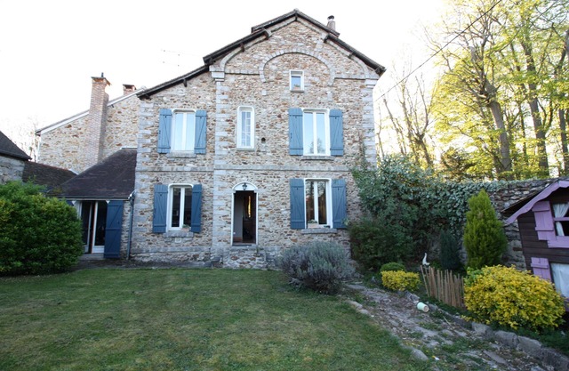 Stone house with lots of charm ideal for family.