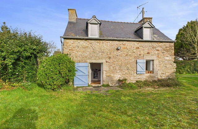 Stone house with large garden for 4