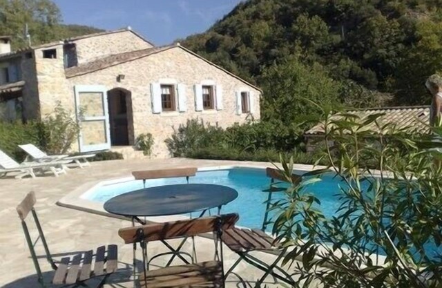 Stone house with private pool, quiet, ideal for families to visit.