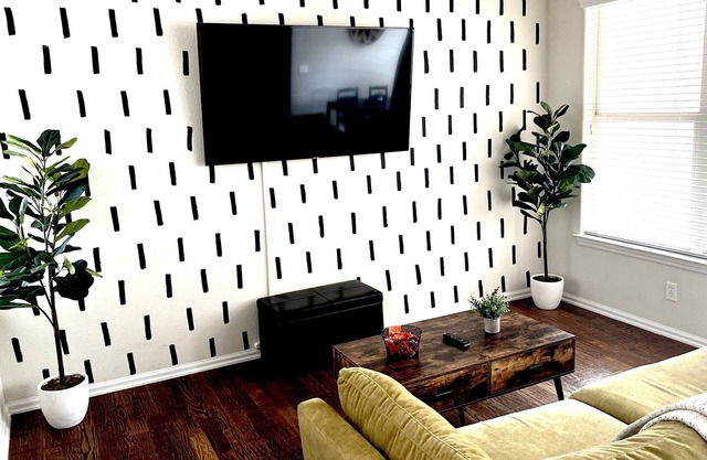 Stone Oak Area + Quiet + Private Garage + Free Wifi