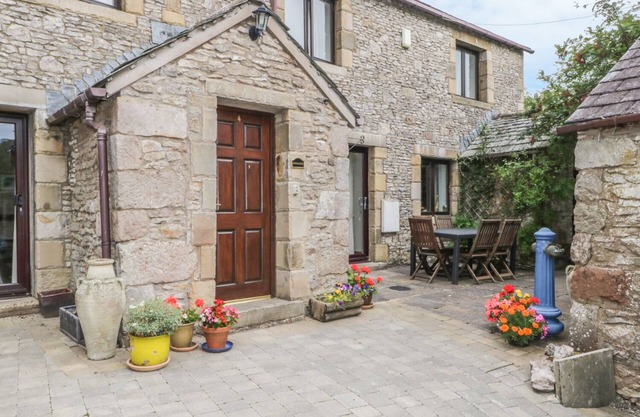 STONEGARTH COTTAGE, family friendly, with a garden in Newby