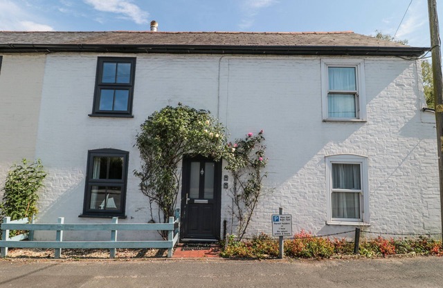 STONES THROW, pet friendly, with a garden in Lymington