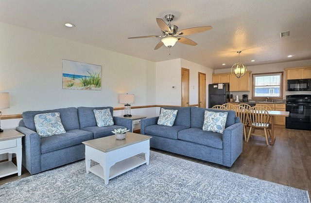 Storm Cottage- Short Walk to Beach- Community Pool & Spa