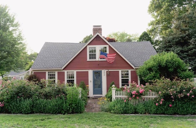 Storybook Mid Cape Cottage w/Private Lake Access. Small Dog Friendly!