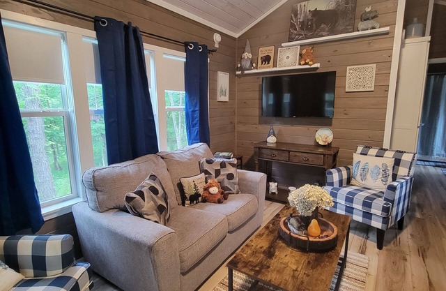 Storybook Mountain Cottage – Romantic Cottage w/Fire Pit & Private Porch