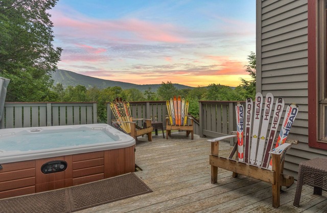 Stratton 4BR 3 Bath Hot Tub, Game Room, Direct Mountain View Sleeps10 ON SHUTTLE