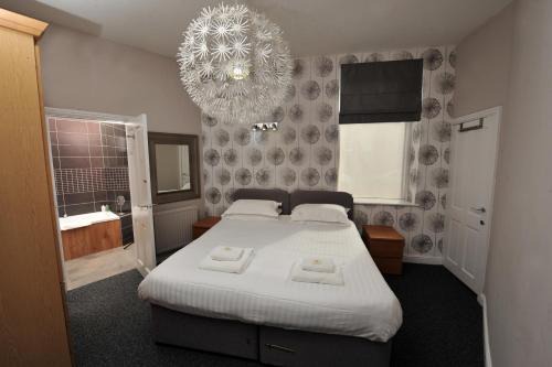 Strawberry One - 3 en-suite bedrooms, Private Parking - Harrogate Holiday Apartments