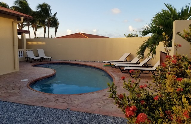 Stress Free relaxing private villa with pool, 5 min to Beach, dining