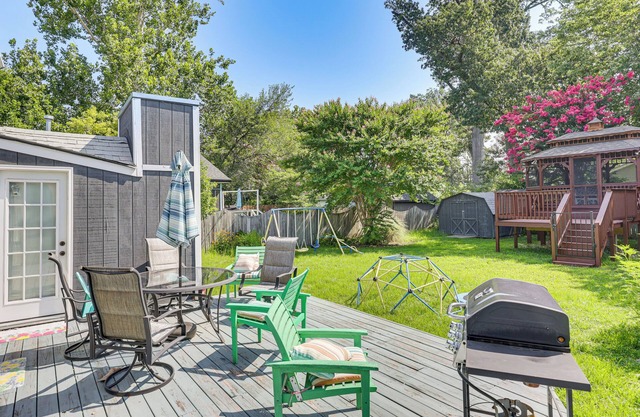 Stroll, Shop & Dine: Cozy Colonial Beach Bungalow