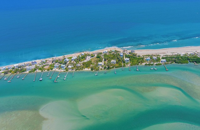 Stuart, Hutchinson Island! Private beach home, river/ocean access and dockage!