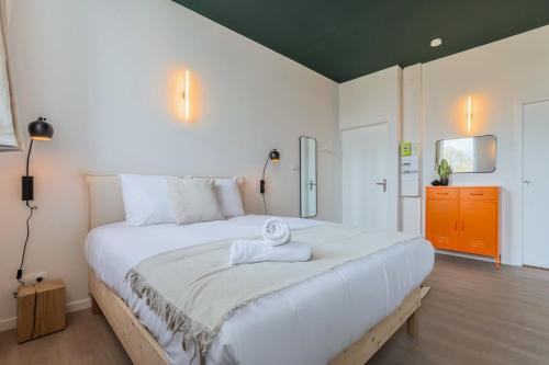 Studio équipé côté rue, parking gratuit