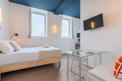 Studio équipé côté rue, parking gratuit