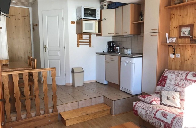 STUDIO 4 PEOPLE IN PEACE WITH IMPREGNABLE VIEW