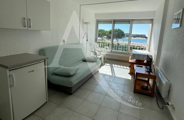 STUDIO 4 PERS AVEC PKG BORD DE PLAGE VUE MER