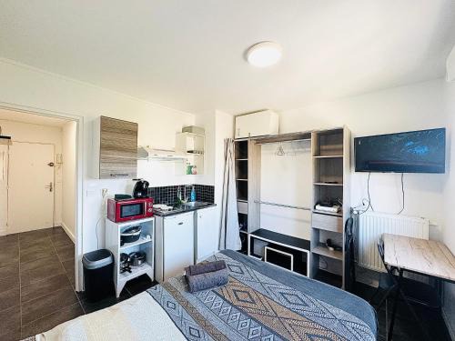 STUDIO A 300 METRES DE LA GARE et 25 MINUTES DE PARIS EN TRAIN