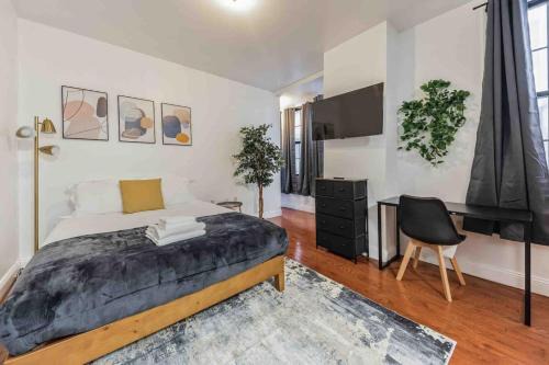 Studio Across the Street from Convention Center 2R