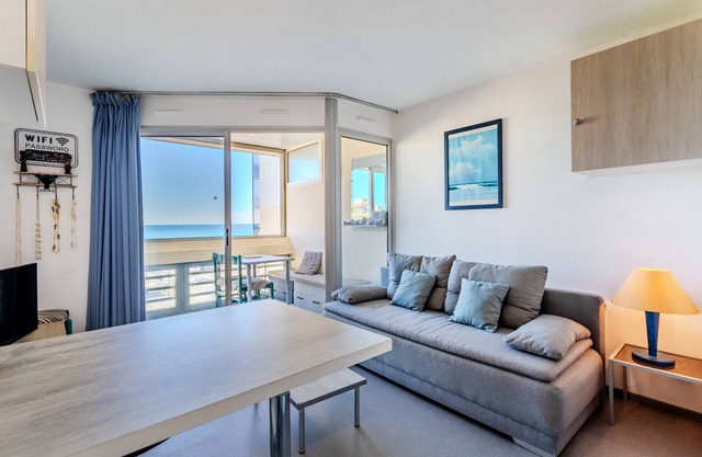 Studio Apartment 'Vue Mer' with Sea View, Wi-Fi and Air Conditioning