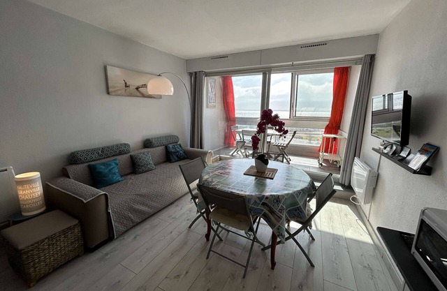 Studio apartment cabin, sleeps 4, sea-facing