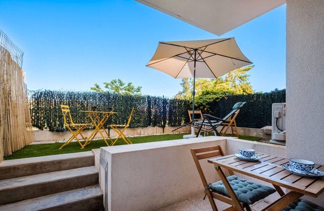 Studio Apartment 'Résidence Les Bastides' with Mountain View, Shared Pool and Air Conditioning