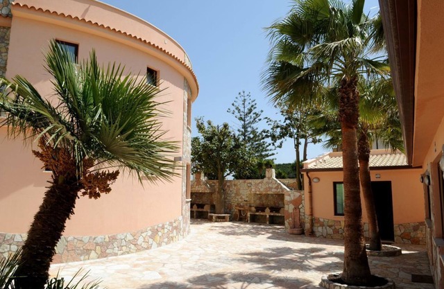 Studio apartment with kitchenette with en suite bathroom and double bed