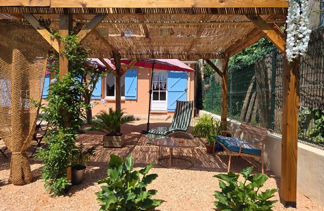 Studio Apartment 'La Cascade De Carces' with Private Terrace, Wi-Fi and Air Conditioning