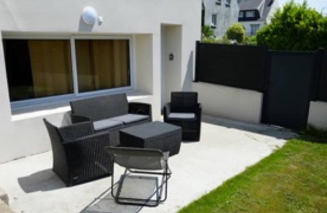 Studio Apartment 'T1 2 Personnes 1km Parc Expo' with Private Terrace, Shared Garden and Wi-Fi