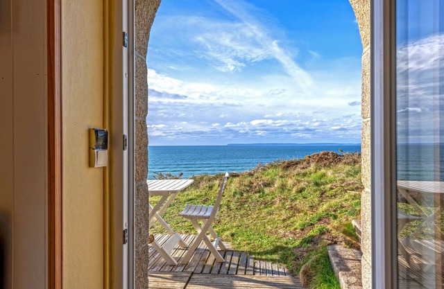 Studio Apartment 'Vue Sur Mer' with Sea View, Private Terrace and Wi-Fi