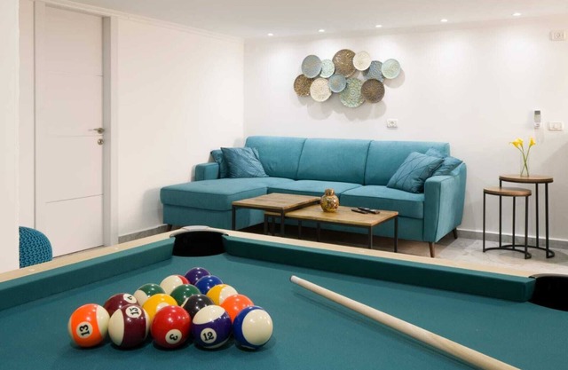 Studio apartment with jacuzzi & pool table