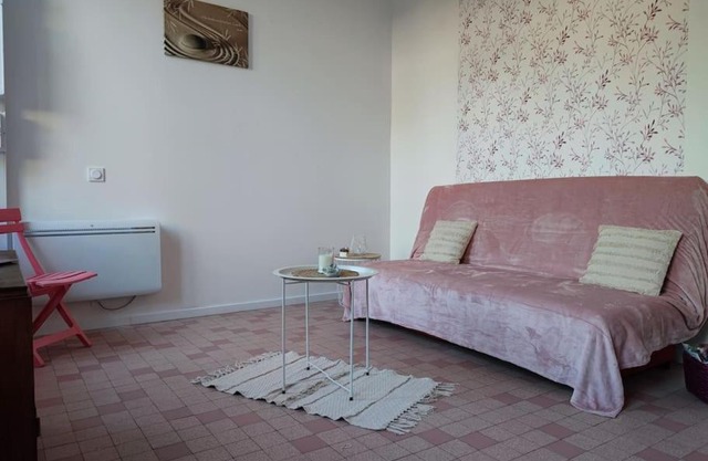 Studio avec une cour.