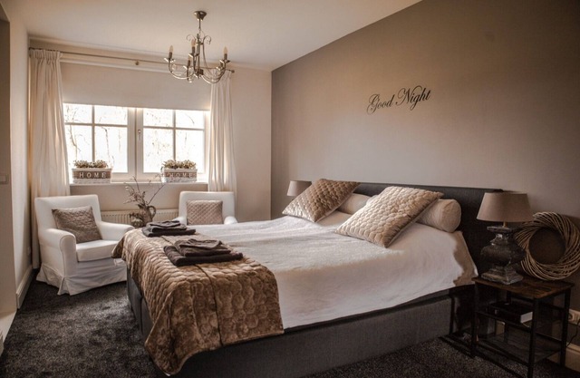 Studio-Bed and Breakfast for both business and leisure stays. Private entrance.