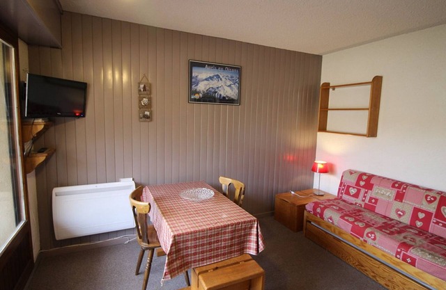 Studio cabin for 3, ski-in/ski-out with balcony and parking, Auris en Oisans