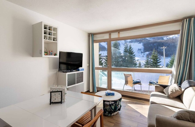 Studio cabin for 6 near slopes with balcony and ski locker