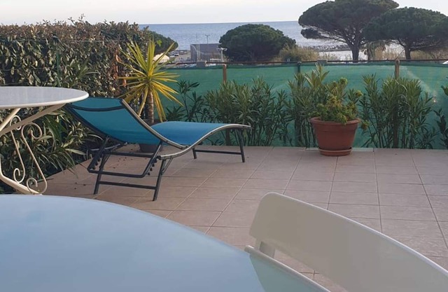 Studio Cabin in Giens with Terrace, Pool, and Parking