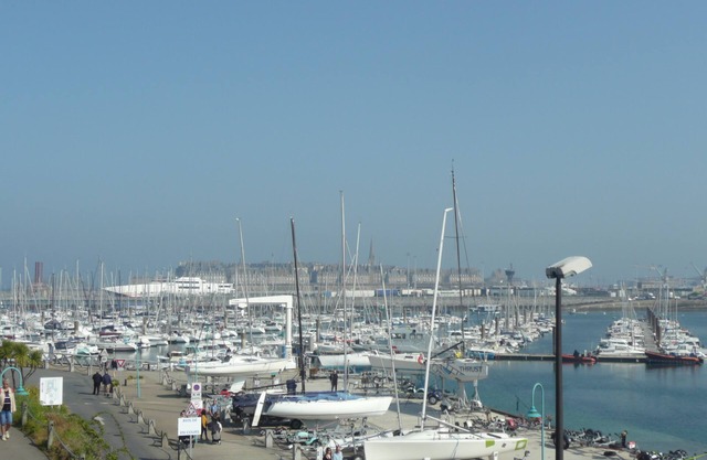 Studio cabin, sea view, ST MALO, on the marina