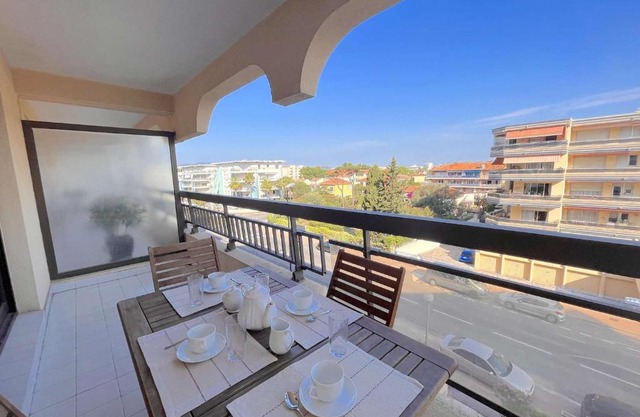 Studio cabine à 200m de Port Fréjus, plage, commerces, terrasse, 4 couchages, ménage inclus - FR-1-226A-31
