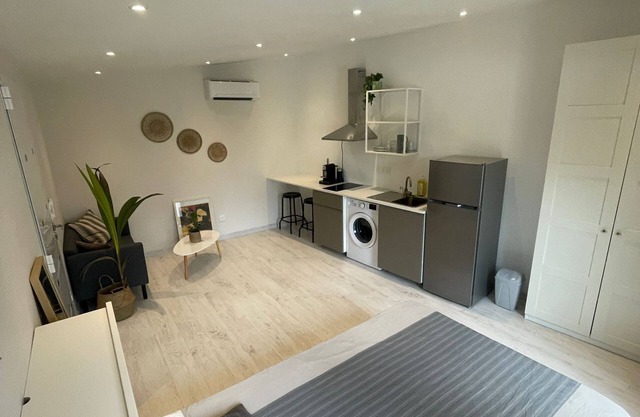 Studio Calme Avec une Petite Terrasse Proximité Transport en Commun