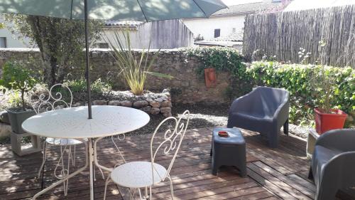 Studio Centre Vallon jardin parking 400m du Marché Rivière et Commerces