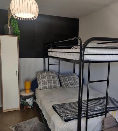 Studio chaleureux sans-visà-vis