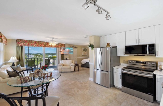 Studio condo across the street from the beach - BBT5902