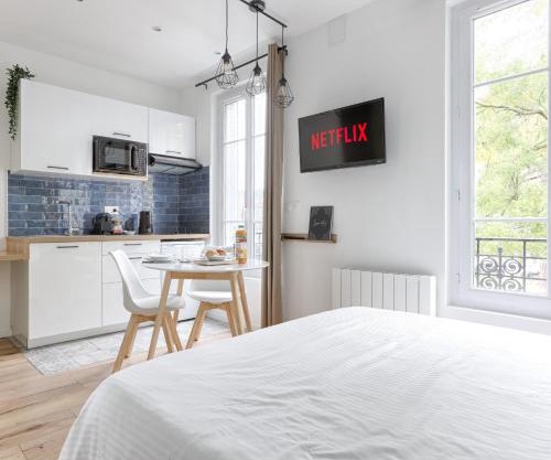 Studio Cosy face gare RER A