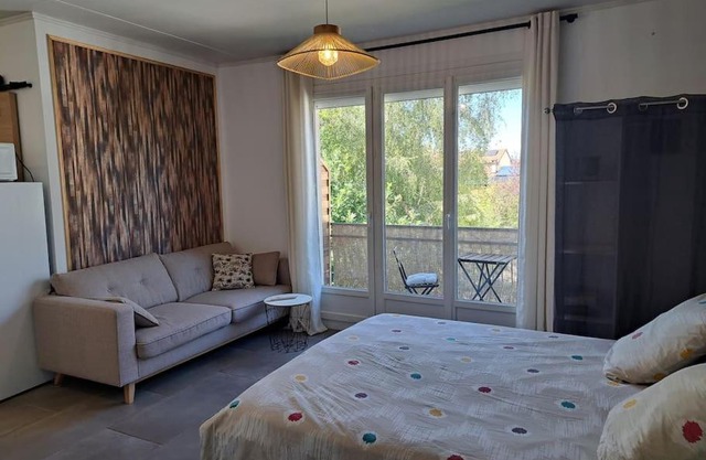 Studio dans maison avec jardin et balcon, au calme