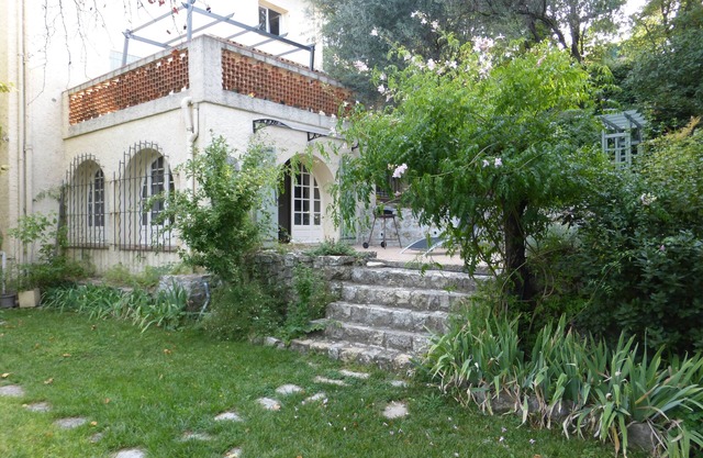 Studio equipped in raised property