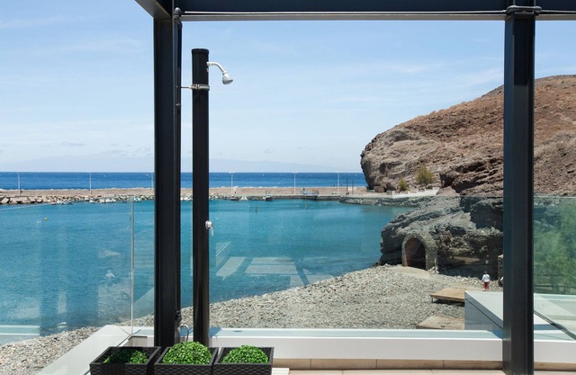 Studio 'De Sebastian 2' close to the Beach with Sea View, Covered Terrace & Wi-Fi