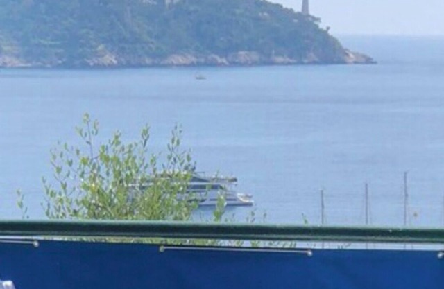 Studio flat in private road with magnificant balcony view of Cap Ferrat