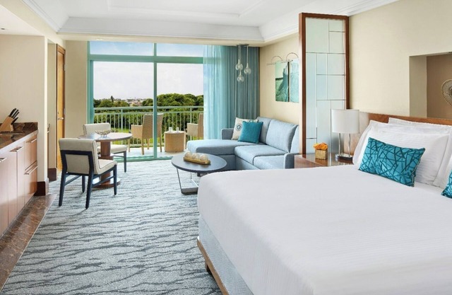 Studio Harbor View - 2 Queens or 1 King bed - 523 Sq Ft - Max Occ: 4 Guests