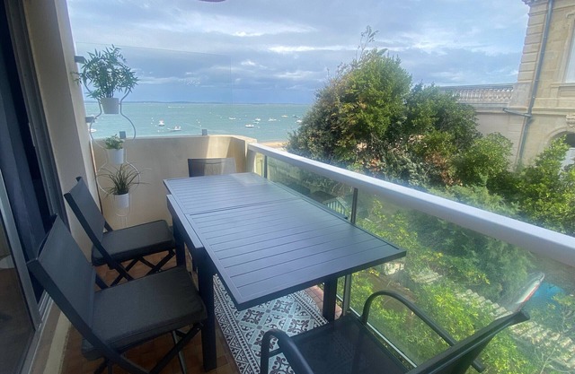 Studio in Arcachon with sea view, direct beach access, and secure parking