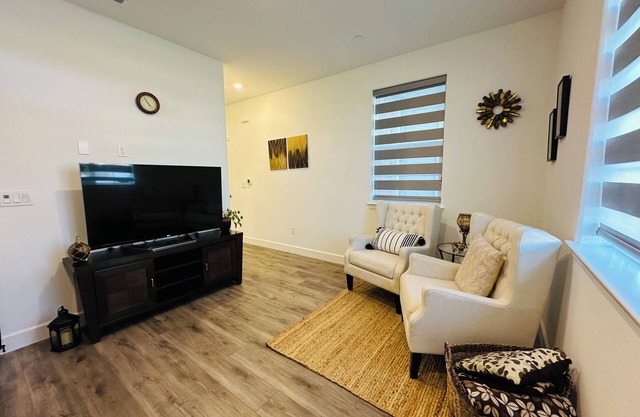 Studio in Folsom near Intel with breakfast and free parking.