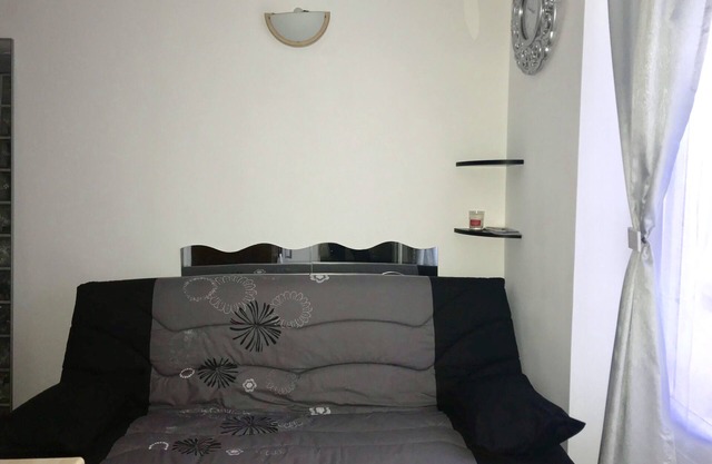 Studio in the center of Paris, near the Garnier opera house.