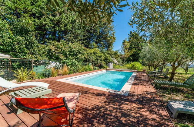 Studio 'Le Petit Mas Des Pins' with Shared Pool, Wi-Fi and Air Conditioning