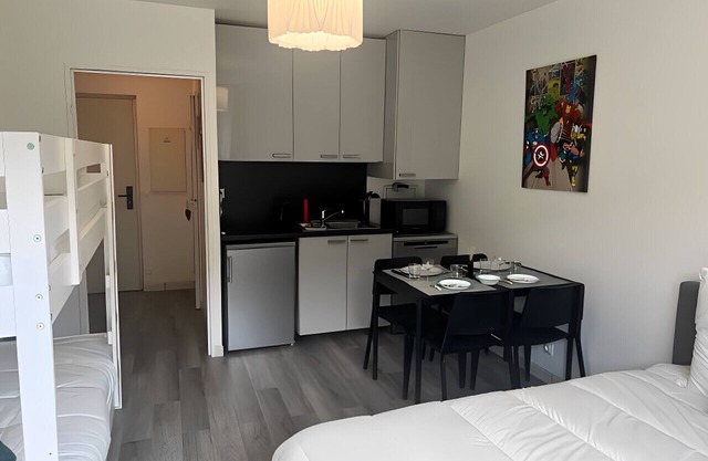 STUDIO MARVEL NEXT TO DISNEYLAND